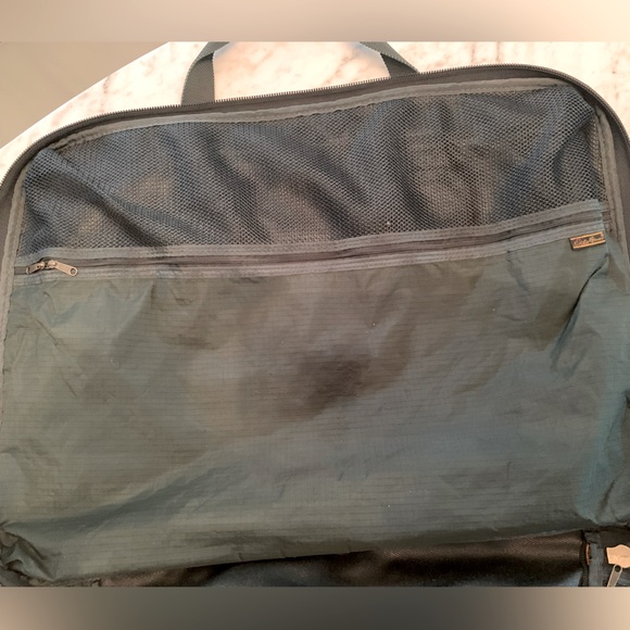 Vintage Eddie Bauer soft suitcase in classic forest green with tan leather trim - Picture 11 of 15